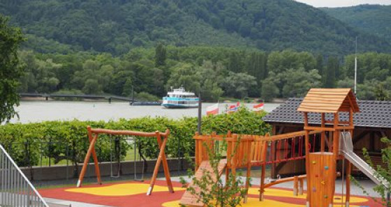 Spielplatz mit Blick auf den Rhein