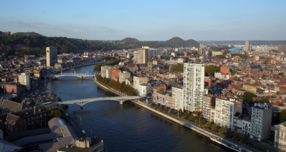 Die zweitgrößte wallonische Stadt beherbergt 200.000 Einwohner und liegt am Ufer der Maas zwischen Aachen und Maastricht. 
