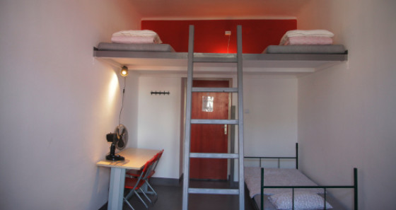 Private double rooms as well as mixed rooms and dormitories are available at the hostel. 