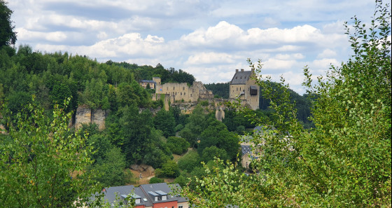 Die Burg inmitten des malerischen Dorfes Larochette.