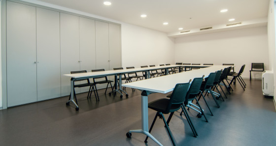 The training rooms are equipped with projection, white-boards, flipcharts and the number of tables and chairs can be adjusted accordingly to various activities.