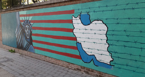 Die Außenwand der ehemaligen amerikanischen Botschaft in Teheran