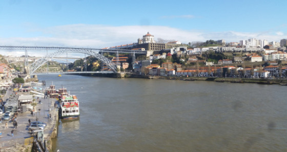 Blick über die Uferpromenade der Ribeira sowie der Dom Luís I Brücke