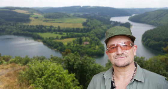 Bono auf Wandertour am Stausee