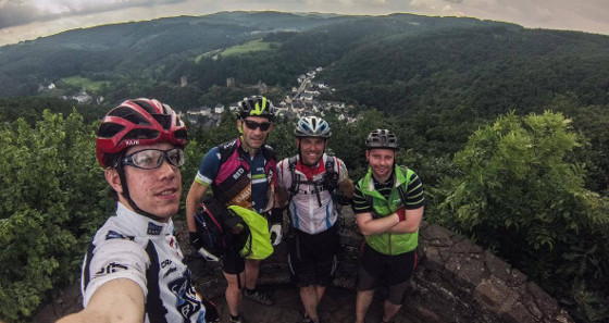 Die Mountainbiker mit Blick über Esch-Sauer