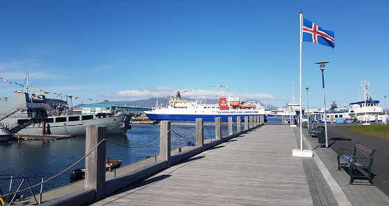 Der schöne Hafen Islands bietet neben interessanten Schiffen...