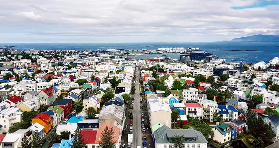 Reykjavik und ihre markant bunten Häuser aus der Vogelperspektive