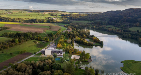 Lac d'Echternach avec son auberge de jeunesse (c)Vision Photography