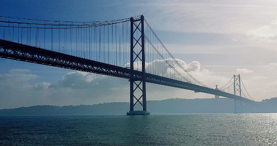 Die '25. April Brücke' erinnert stark an die Golden Gate Bridge von San Francisco