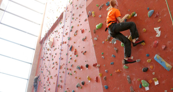 Aber auch in Echternach wird es sportlich, denn hier kann man sich an der 14 Meter hohen Indoor Kletterwand auspowern.