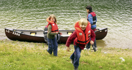 In der Jugendherberge Lultzhausen werden Kayak, Kanu oder Stand up Paddling Touren angeboten. 