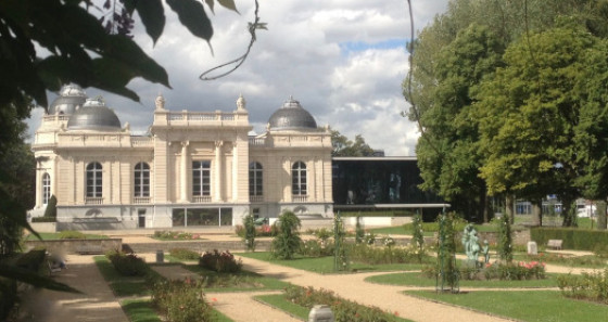 Nur wenige Gehminuten vom Bahnhof entfernt trifft man auf den „Parc de la Boverie“ auf der „Ile de la Boverie“ gelegen mit seinem erstaunlichen Museum „La Boverie“.