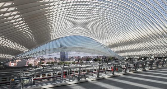 Das Bahnhofsviertel wird von einer der schönsten Bahnhofsgebäuden Europas beherrscht.