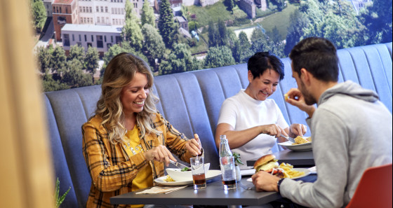 Dans le restaurant interne « Melting Pot » de l’auberge de jeunesse Luxembourg-ville sont servis à midi en en soirée des plats savoureux et des boissons rafraîchissantes. 