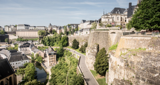 The ‘Chemin de la Corniche’ in Luxembourg-City is also called ‘the most beautiful balcony of Europe’ and runs along the Alzette valley on the ramparts, built in the 17th century. Copyright: Jonathan Godin/LFT