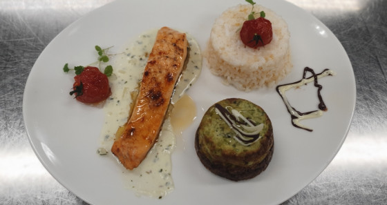 Le cuisinier Eddy de l’auberge de jeunesse d’Esch-sur-Alzette a préparé pour vous un plat de poisson succulent, qui plaira sûrement à vos invités.