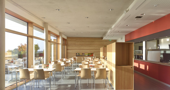 Un restaurant interne « Melting Pot » fait partie de l’auberge de jeunesse et peut accueillir jusqu’à 62 personnes avec 26 en plus sur la grande terrasse. 