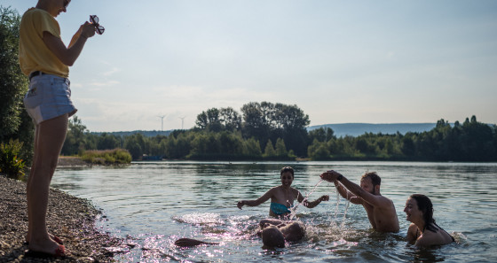 The Remerschen lakes are the place to be during summer with its luscious nature, cosy restaurants and fun in the water for children as well as adults. ©VisitMoselle