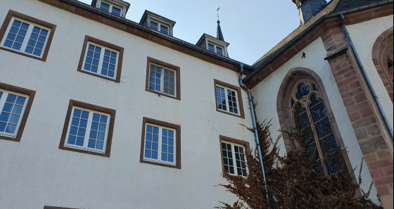L'emplacement au centre de Vianden et dans un bâtiment de grande valeur historique exige une approche respectueuse du site. 