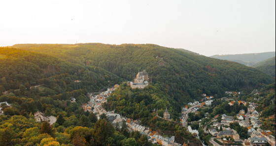 The picturesque village of Vianden is set on both banks of the Our in the middle of a large network of hiking paths. ©LFT_CPCreatives