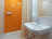 Salle de bain dans la chambre de l'auberge de jeunesse d'Esch-sur-Alzette
