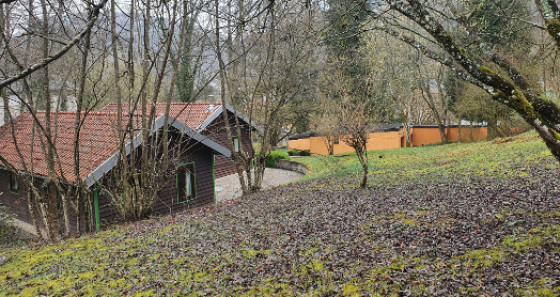 The youth hostel is surrounded by a large park. There is also a spacious chalet with room for up to 15 people - ideal for groups.