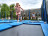 Le parc de trampolines se trouve juste en face de l'auberge de jeunesse d'Echternach.