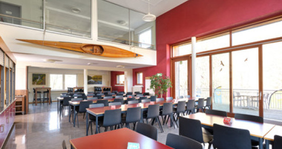 … notre spacieux restaurant avec terrasse et vue imprenable sur le lac.