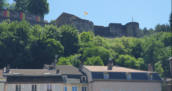 Am ersten Tag ging es hauptsächlich durch Frankreich vorbei an der Burg Sierck-les-Bains.