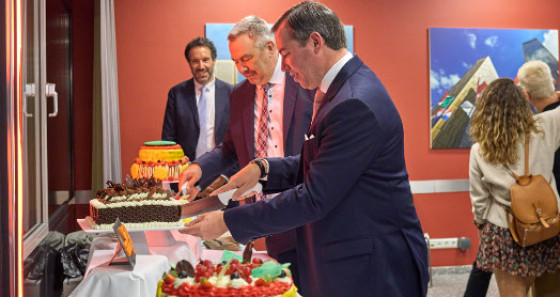 Bien entendu, un gâteau d'anniversaire spécial était également de la partie