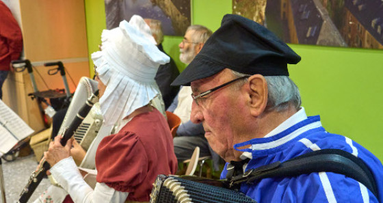 Le groupe Uucht-La Veillée a enthousiasmé le public avec ses danses folkloriques traditionnelles