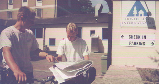 Cyclistes devant l'ancienne auberge de jeunesse