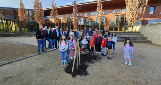 Plantation du 1er arbre en présence des invités et de la maison relais Schengen.