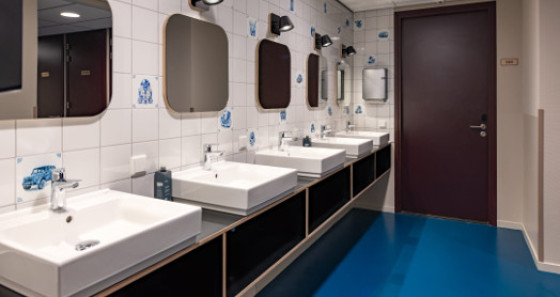 Modern bathrooms at Stayokay Stadsdoelen © Taco Van Der Werf