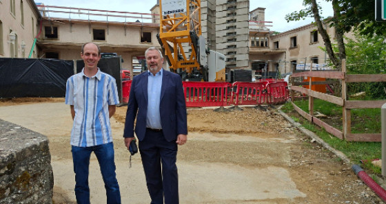 Le président Romain Weis et le vice-président Lex Braun devant le chantier de l'auberge