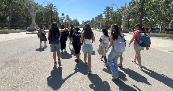 Die Gruppe ist unterwegs zu den zahlreichen Sehenswürdigkeiten Barcelonas.