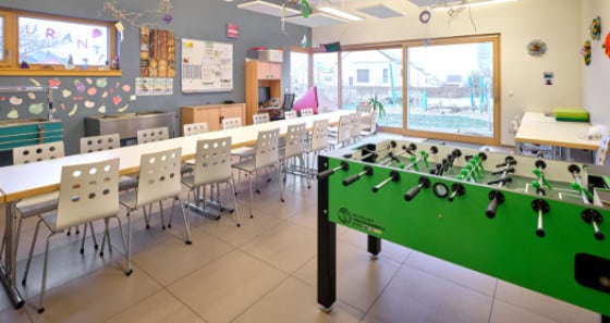 Ein Tischfußball steht den Kinder in Elvange zur Verfügung