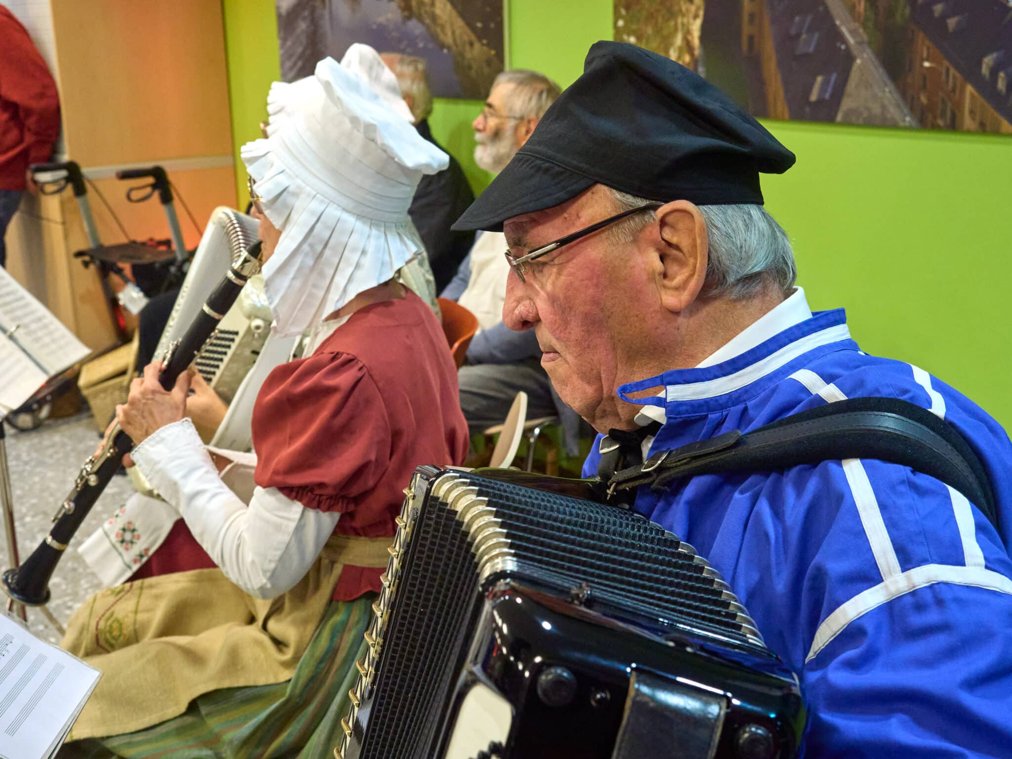 Le groupe Uucht-La Veillée a enthousiasmé le public avec ses danses folkloriques traditionnelles