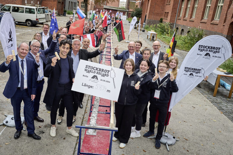 Youth hostels celebrate international understanding by breaking a world record - Copyright André Wagenzik