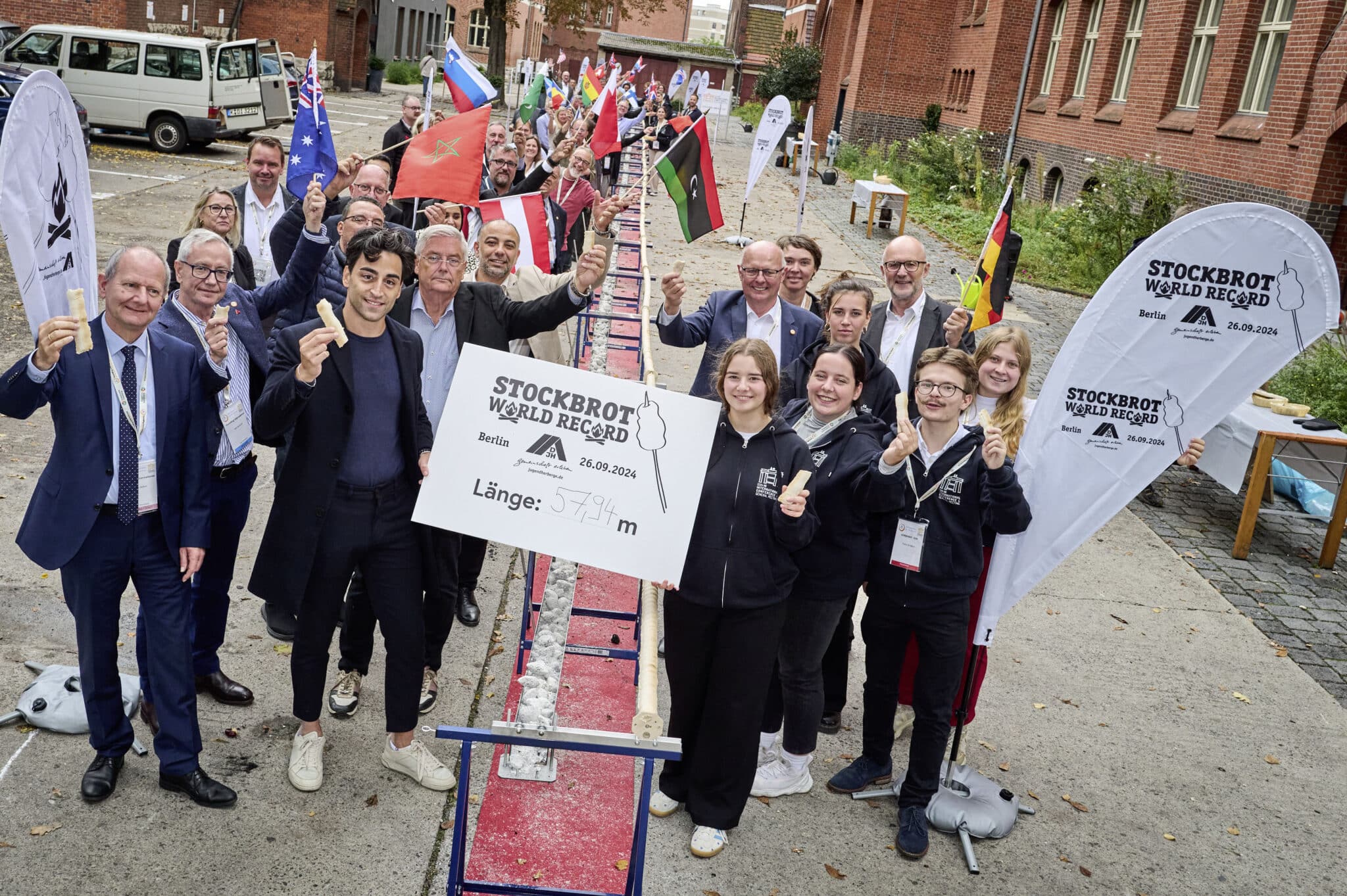 Youth hostels celebrate international understanding by breaking a world record - Copyright André Wagenzik