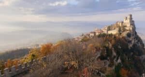Spaziergang entlang der Festungsmauern auf dem Titano Berg