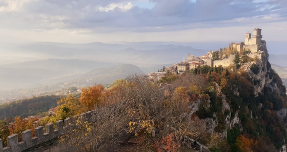 Spaziergang entlang der Festungsmauern auf dem Titano Berg